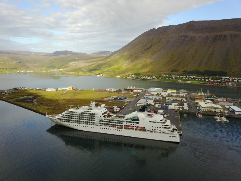 2017/08(August)/Iceland/4Star/800x600_2017-08-29-Iceland-032-Isafjorour-drone-cruise-ship.JPG
