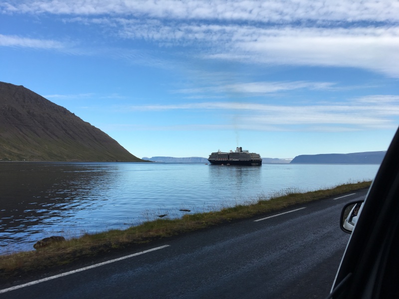 2017-08-29-Iceland-041-Isafjorour-cruise-ship.JPG