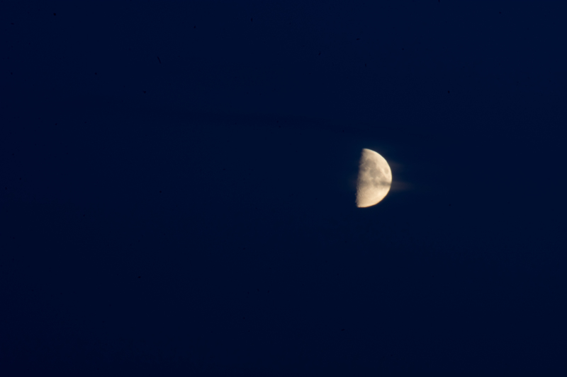2017-08-29-Iceland-145-Hvammstangi-moon-before-aurora.jpg