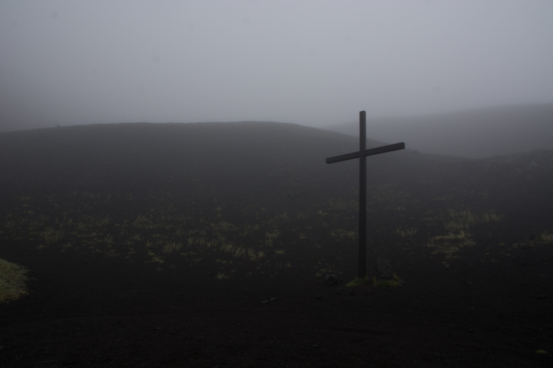 2017-09-02-Iceland-65-Vestmannaeyjar-small-volcanic-island-cross.jpg