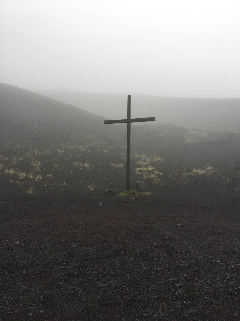 2017-09-02-Iceland-66-Vestmannaeyjar-small-volcanic-island-cross.JPG