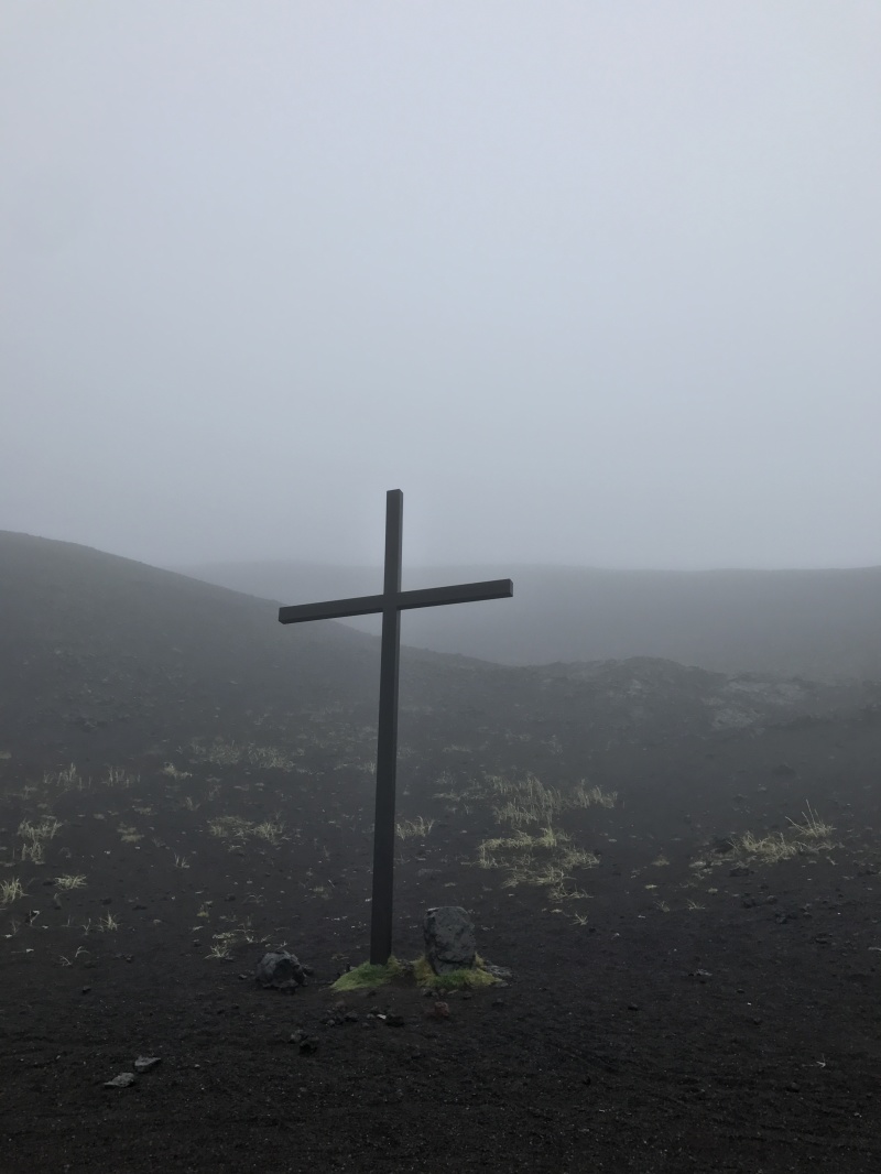 2017-09-02-Iceland-68-Vestmannaeyjar-small-volcanic-island-cross.JPG
