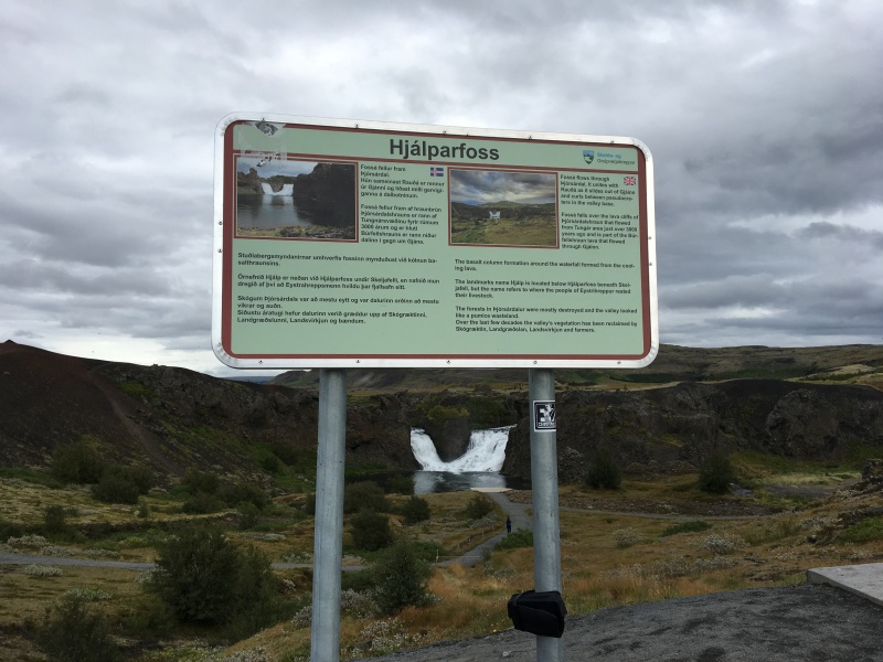 2017/08(August)/Iceland/4Star/800x600_2017-09-03-Iceland-060-Hjalparfoss-sign.JPG