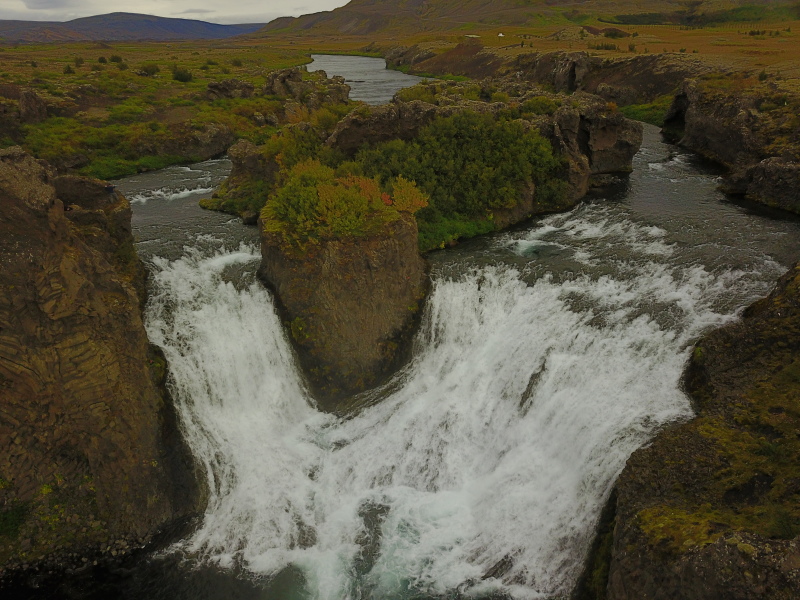 2017-09-03-Iceland-068-Hjalparfoss-drone.JPG