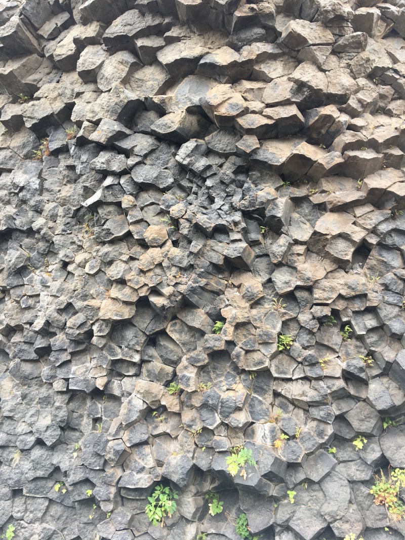 2017/08(August)/Iceland/4Star/800x600_2017-09-03-Iceland-072-Hjalparfoss-strange-rocks.JPG