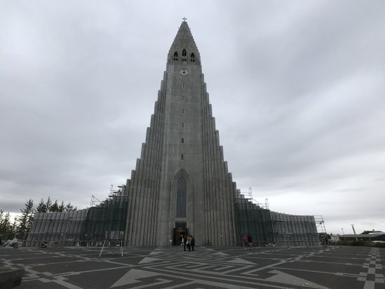 2017-08-25-Iceland-02-Church-HallgrImur.JPG