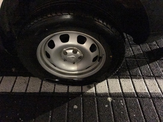 2017-08-25-Iceland-05-Flat-Tire.JPG