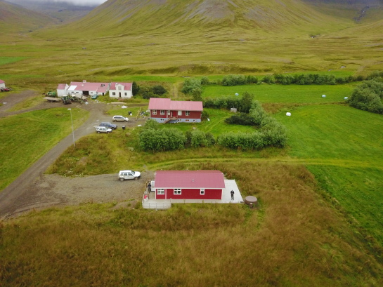 2017-08-28-Iceland-119-Holl-Farm-AirBNB-drone.JPG