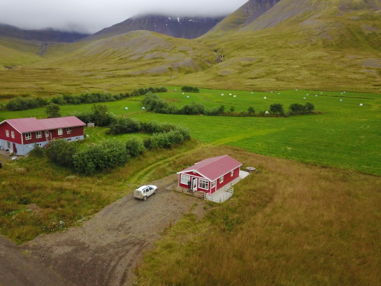 2017-08-28-Iceland-121-Holl-Farm-AirBNB-drone.JPG