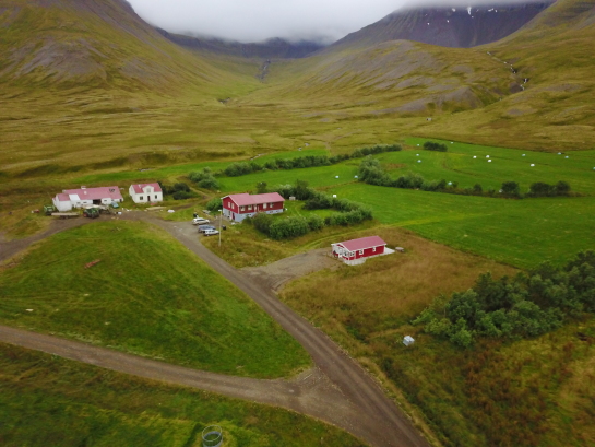 2017-08-28-Iceland-125-Holl-Farm-AirBNB-drone.JPG
