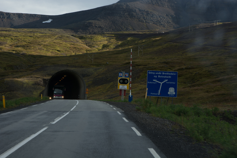 2017-08-29-Iceland-025-entering-one-lane-tunnel.jpg