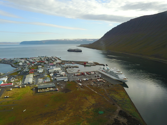 2017-08-29-Iceland-028-Isafjorour-drone-cruise-ship.JPG
