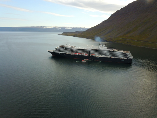2017-08-29-Iceland-035-Isafjorour-drone-cruise-ship.JPG