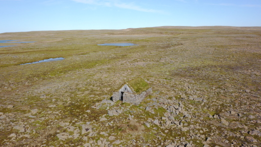 2017-08-29-Iceland-082-quick-stop-near-Strandabyggo-grass-hut-drone.JPG