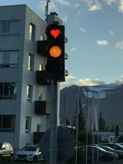 2017-08-30-Iceland-086-Akureyri-interesting-stoplight.JPG