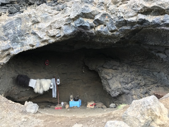 2017-08-31-Iceland-036-Dimmuborgir-rocks-cave.JPG