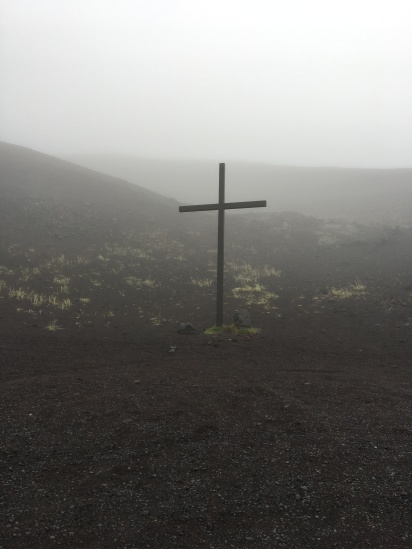 2017-09-02-Iceland-66-Vestmannaeyjar-small-volcanic-island-cross.JPG