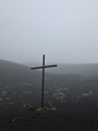 2017-09-02-Iceland-68-Vestmannaeyjar-small-volcanic-island-cross.JPG