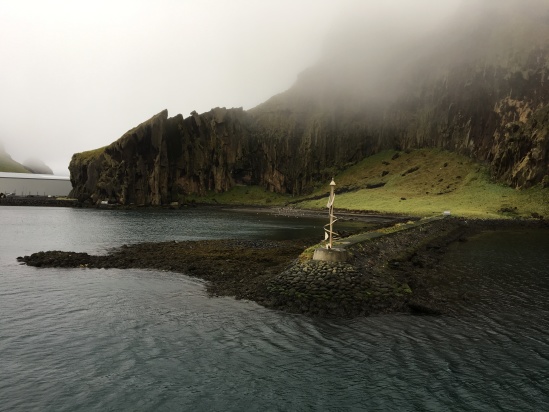 2017-09-03-Iceland-007-Vestmannaeyjar-small-volcanic-island-leaving-the-bay.JPG