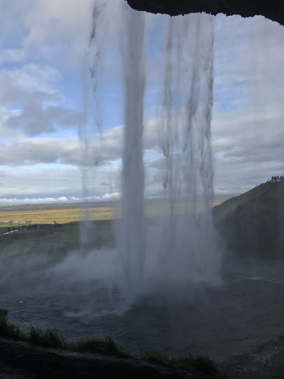2017-09-03-Iceland-028-Seljalandsfoss-behind-the-falls.JPG
