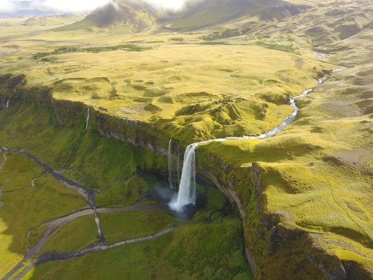 2017-09-03-Iceland-035-Seljalandsfoss-drone.JPG