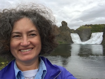 2017-09-03-Iceland-069-Hjalparfoss-Suzi.JPG