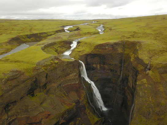 2017-09-03-Iceland-085-Haifoss-drone.JPG