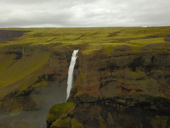 2017-09-03-Iceland-086-Haifoss-drone.JPG