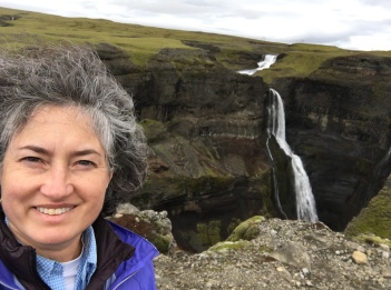 2017-09-03-Iceland-104-Haifoss-Suzi.JPG