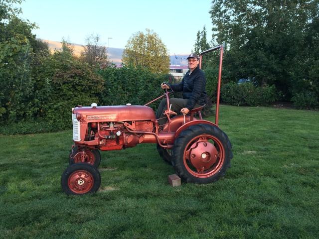 2017-08-30-Iceland-092-Akureyri-botanic-garden-Travis-Farmall-Cub-Tractor.JPG