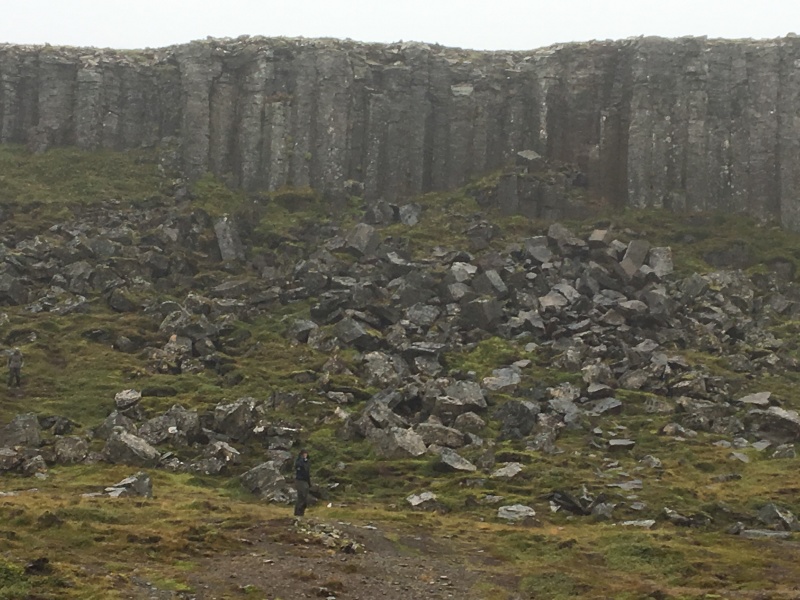 2017/08(August)/Iceland/800x600_2017-08-27-Iceland-06-Basalt-Cliffs-Gerouberg.JPG