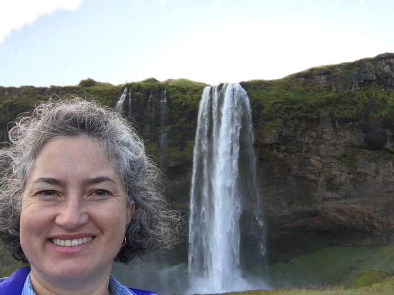 2017/08(August)/Iceland/800x600_2017-09-03-Iceland-017-Seljalandsfoss-Suzi.JPG