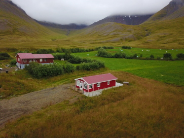 2017-08-28-Iceland-126-Holl-Farm-AirBNB-drone.JPG
