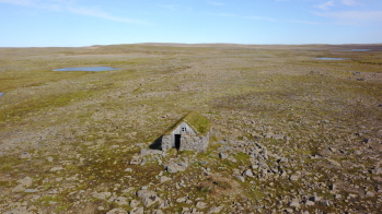 2017-08-29-Iceland-083-quick-stop-near-Strandabyggo-grass-hut-drone.JPG