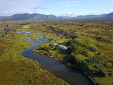 2017-09-05-Iceland-16-Thingvallavatn-Thingville-church-drone.JPG