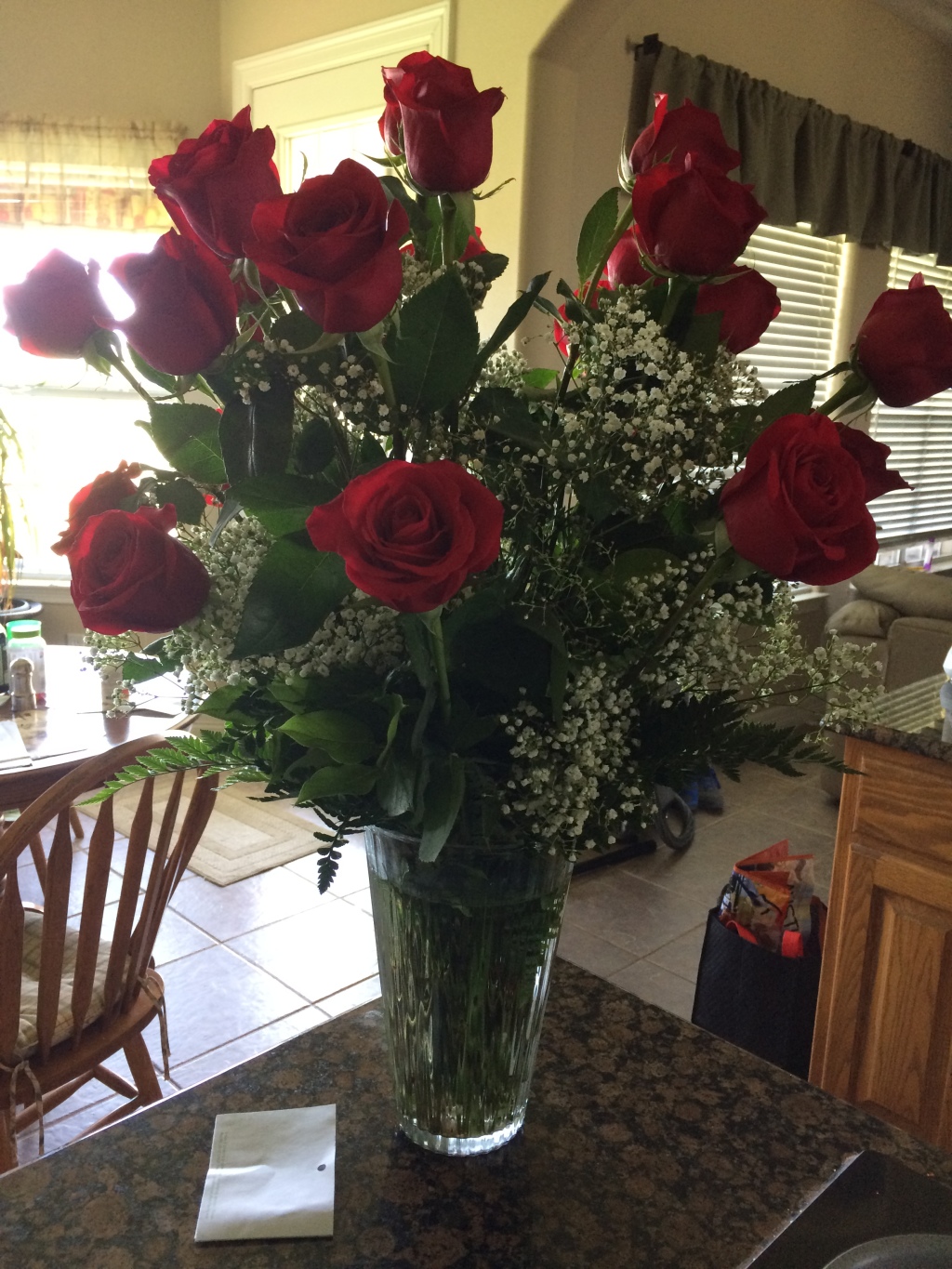 2017/08(August)/Travis-Suzi-25th-Anniversary/1024x768_2017-08-14-25th-anniversary-Roses-Travis-was-out-of-town-3.JPG