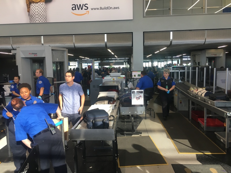 2017/09(September)/Chicago-South-Dakota/800x600_2017-09-24-Chicago-TSA-airport.JPG