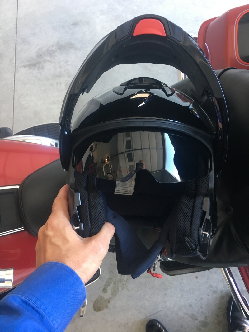 2017/09(September)/Chicago-South-Dakota/800x600_2017-09-28-Jim-Harley-and-Helmet-6.JPG