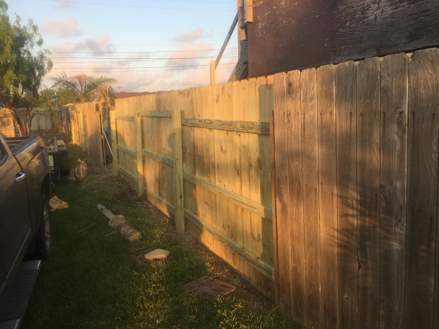 2017/09(September)/Hurricane-Harvey-Help/640x480_2017-09-17-Hurricane-Harvey-Help-03-Fence-Rebuild.JPG
