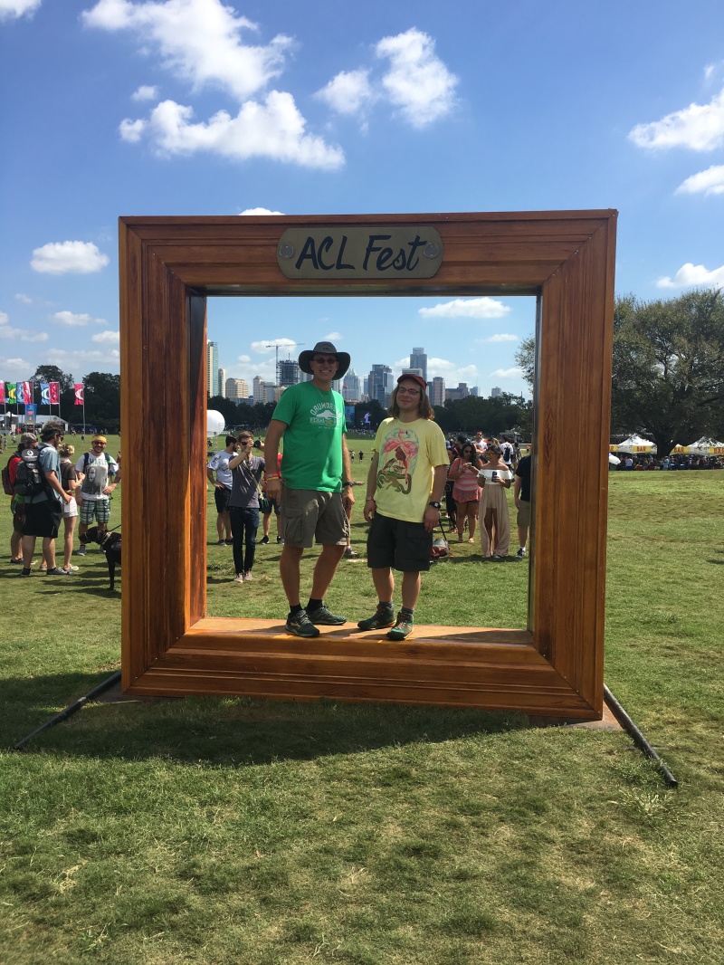 2017/10(October)/ACLFest-with-Garfield/800x600_2017-10-06-ACLFest-07-Garfield-Travis.JPG