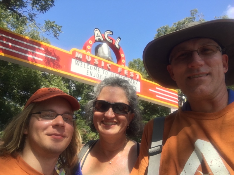 2017/10(October)/ACLFest-with-Garfield/800x600_2017-10-07-ACLFest-01-Garfield-Suzi-Travis_1.JPG