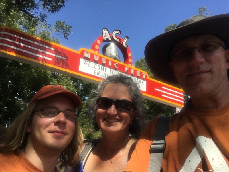 2017/10(October)/ACLFest-with-Garfield/800x600_2017-10-07-ACLFest-01-Garfield-Suzi-Travis_2.JPG