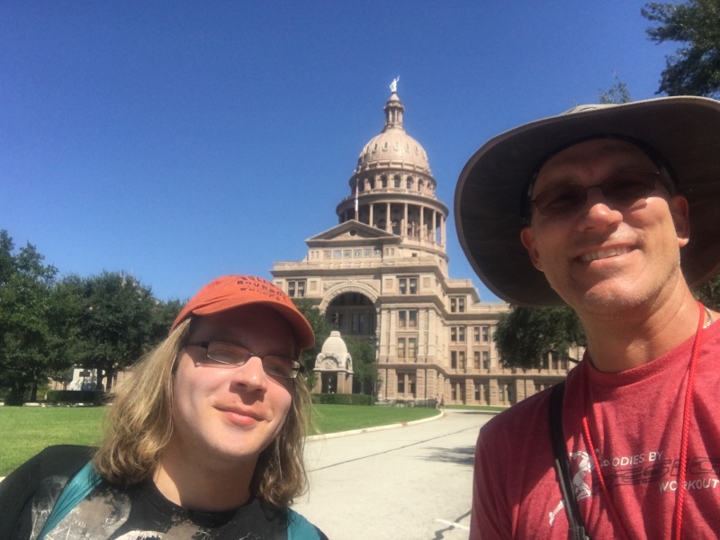 2017/10(October)/ACLFest-with-Garfield/800x600_2017-10-08-ACLFest-01-Garfield-Travis.JPG