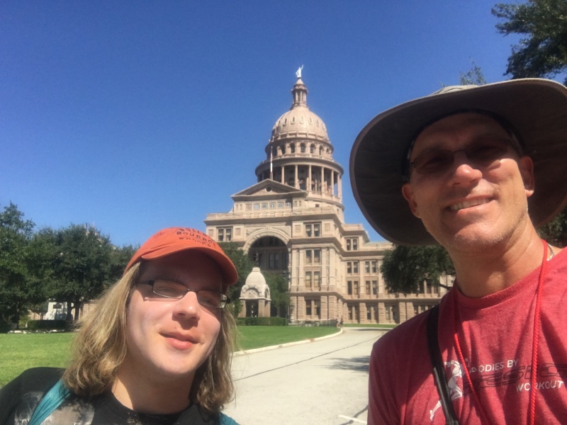 2017/10(October)/ACLFest-with-Garfield/800x600_2017-10-08-ACLFest-02-Garfield-Travis.JPG