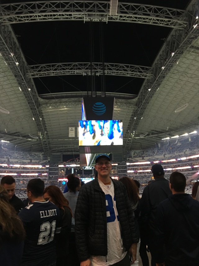 2017/11(November)/Cowboys-football-game/640x480_2017-11-30-Dallas-Cowboys-vs-Redskins-08-Doug-Kiffin-Travis.JPG
