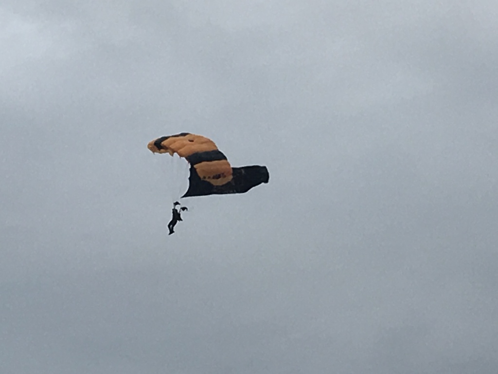 2017/11(November)/Longhorn-Football/1024x768_2017-11-11-Texas-vs-Kansas-Football-06-skydivers.JPG