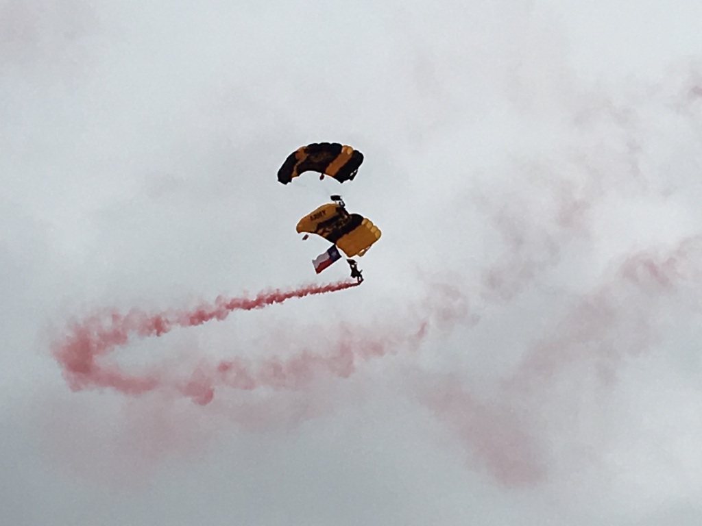 2017/11(November)/Longhorn-Football/1024x768_2017-11-11-Texas-vs-Kansas-Football-07-skydivers.JPG