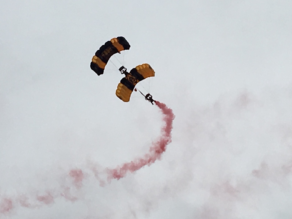 2017/11(November)/Longhorn-Football/1024x768_2017-11-11-Texas-vs-Kansas-Football-08-skydivers.JPG