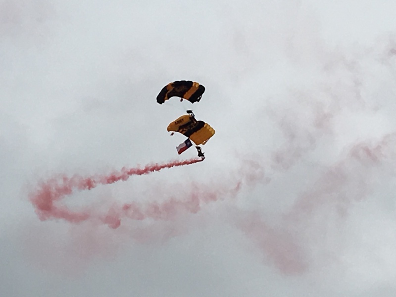 2017/11(November)/Longhorn-Football/800x600_2017-11-11-Texas-vs-Kansas-Football-07-skydivers.JPG