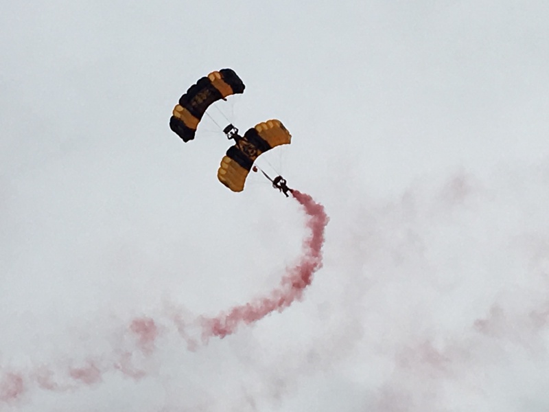 2017/11(November)/Longhorn-Football/800x600_2017-11-11-Texas-vs-Kansas-Football-08-skydivers.JPG